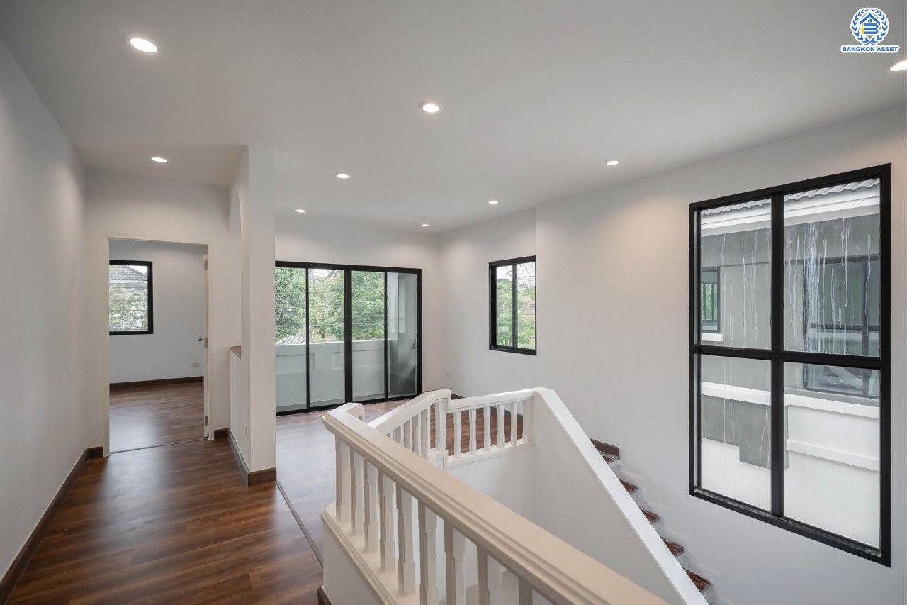 บ้านมือสองตกแต่งใหม่ แบรนด์ LH โครงการ ชัยพฤกษ์ บางบัวทอง หลังใหญ่ วิวสวนสาธารณะ เนื้อที่ 55.5 ตร.ว. ฟังก์ชัน 3 ห้องนอน 3 ห้องน้ำ 1 ห้องแม่บ้าน จอดรถได้ 1 คัน พร้อม Facilities ครบครัน บนทำเลเดินทางสะดวก ติดถนนบางกรวย-ไทรน้อย ใกล้เซ็นทรัลเวสต์เกต และรถไฟฟ้าสายสีม่วง "สถานีบางพลู"